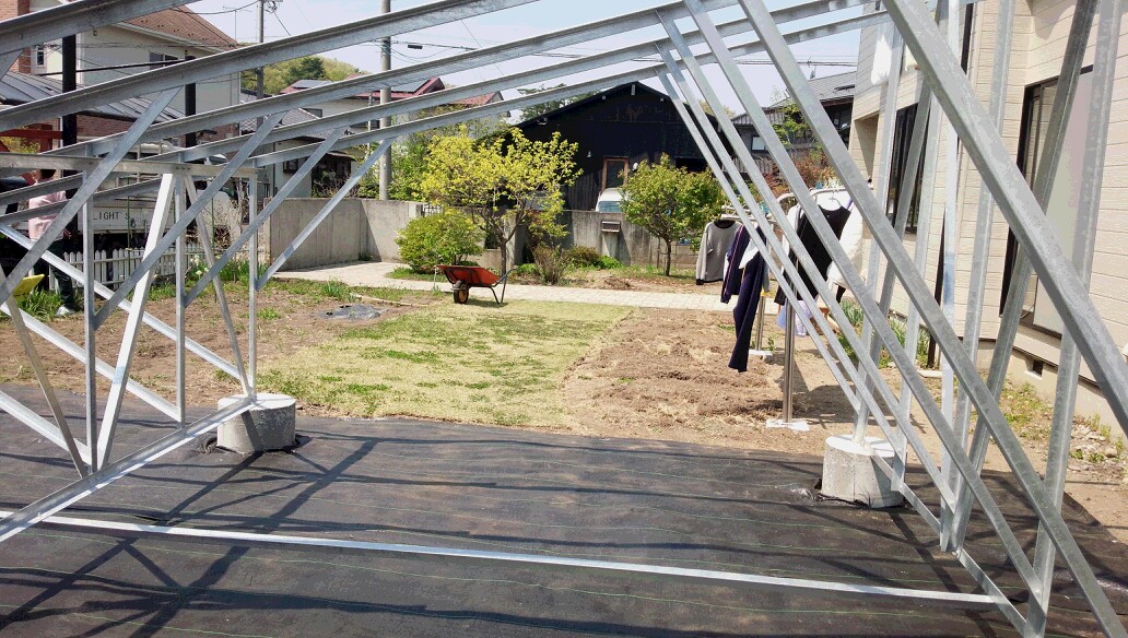 » 住宅の庭に野立て架台を作り全量にしました。｜太陽光パネルの取付土台 架台 工事は株式会社LIGHT'Sへおまかせください